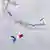 París, 14 de julio de 2025: paracaidistas exhiben una bandera de tela de Francia, pasando junto a otra dibijada con humo de colores por avionetas militares.