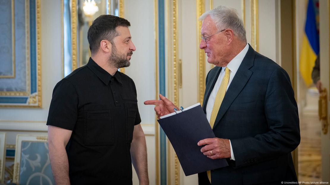 Kiev: I dërguari special i Uashingtonit për Ukrainën, Keith Kellogg me dosje në dorë duke folur me Presidentin ukrainas Volodymyr Zelenski Kiev: I dërguari special i Uashingtonit për Ukrainën, Keith Kellogg me dosje në dorë duke folur me Presidentin ukrainas Volodymyr Zelenski
