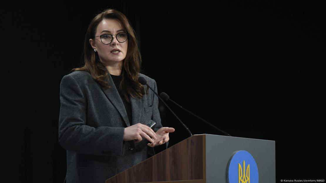 Yulia Svyrydenko me ksotum të errët duke folur në podium