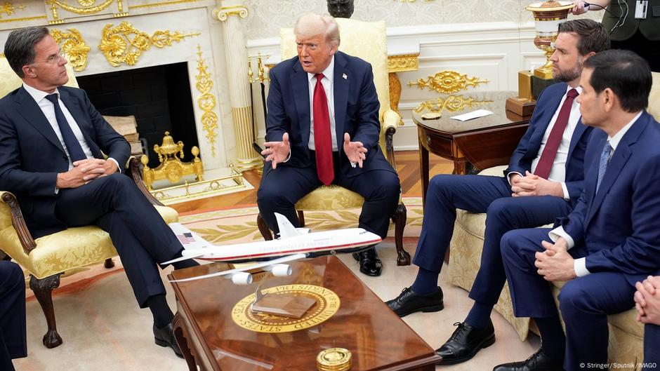 Dogovor o novoj pomoći za Ukrajinu: Američki predsednik Donald Tramp i generalni sekretar NATO Mark Rute u Beloj kući