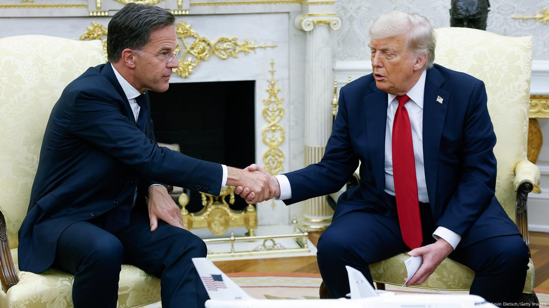 NATO Genel Sekreteri Rutte ile ABD Başkanı Trump Beyaz Saray'da tokalaşıyor