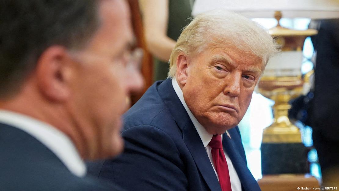 Donald Trump observa fala do chefe da Otan, Mark Rutte, na Casa Branca