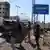 Siria Sweida 2025 | Fuerzas de seguridad sirias entrando en la ciudad, junto al cartel de tránsito que lo indica, tras enfrentamientos entre tribus beduinas y drusas.