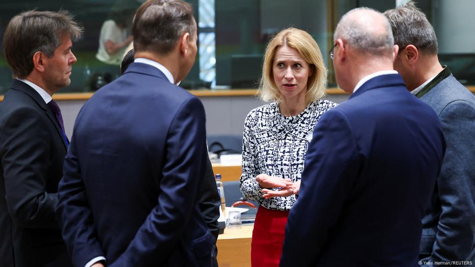 Šefica diplomatije EU Kaja Kalas u razgovoru sa kolegama na sastanku u Briselu