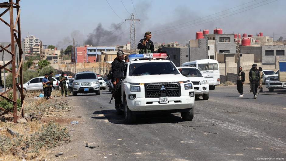 الجيش السوري يدخل مدينة السويداء وإسرائيل تستهدفه