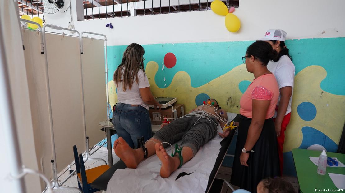 Paciente é submetido a eletrocardiograma no Quilombo Piratuba, em Abaetetuba (PA)