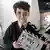 Dominic McLaughlin con la claqueta del primer día de rodaje de la serie Harry Potter.
