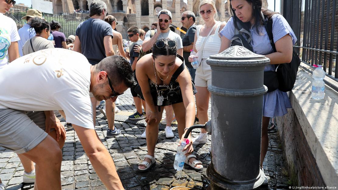 Roma, Italia, junio de 2025: turistas y habitantes buscan refrescarse en fuentes de agua públicas en la calle durante una ola de calor extremo.