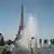 Los franceses se refrescan en la fuente del Trocadéro durante la ola de calor.