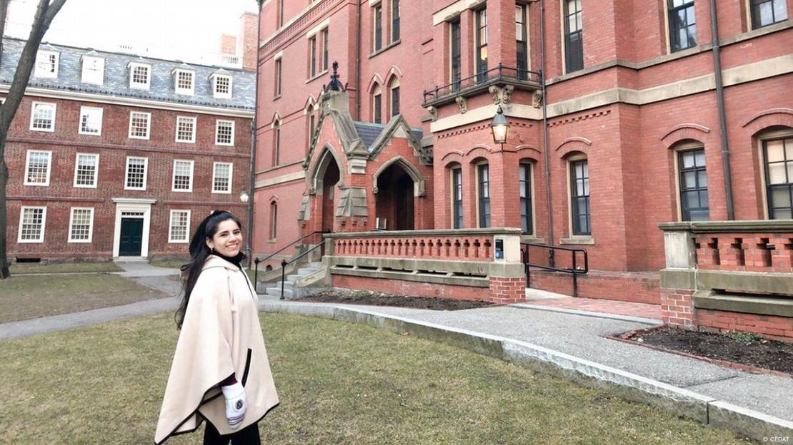 Dafne Almazán usa sus conocimientos en psicología para que otras mentes superdotadas sean reconocidas y no se dejen vencer por los prejuicios. Dafne Almazán usa sus conocimientos en psicología para que otras mentes superdotadas sean reconocidas y no se dejen vencer por los prejuicios.