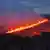 Blick auf die Erdspalte, aus der die Lava fließt