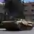 Tanque sirio escoltado por una camioneta policial en Sweida.