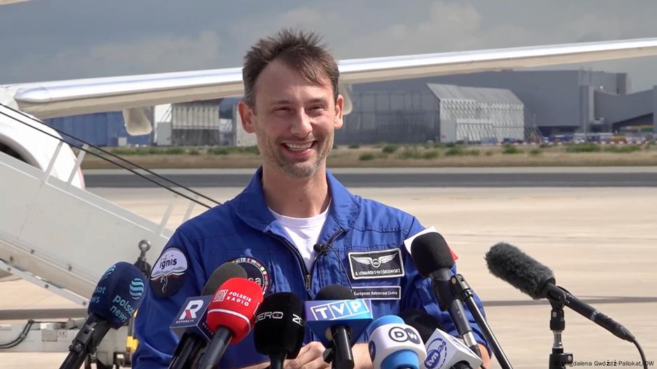 „Big cudos to ESA”. Sławosz Uznański-Wiśniewski już w Europie. Gorąca relacja na lotnisku