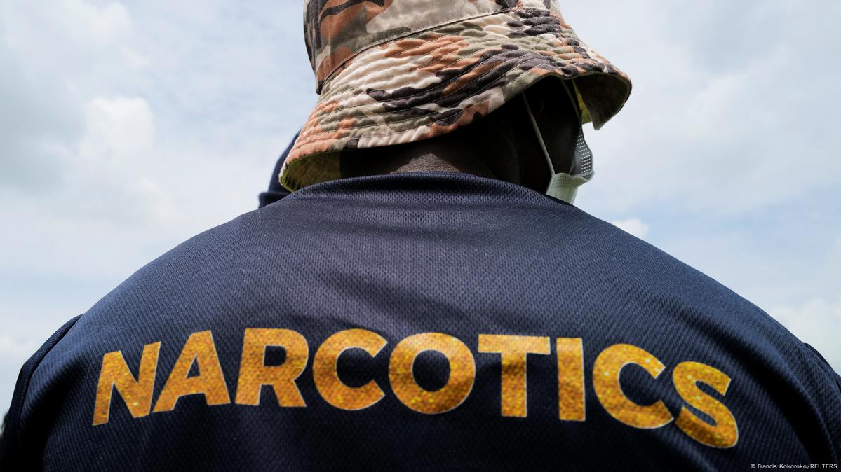 Agente antidrogas dando la espalda. Agente antidrogas dando la espalda.