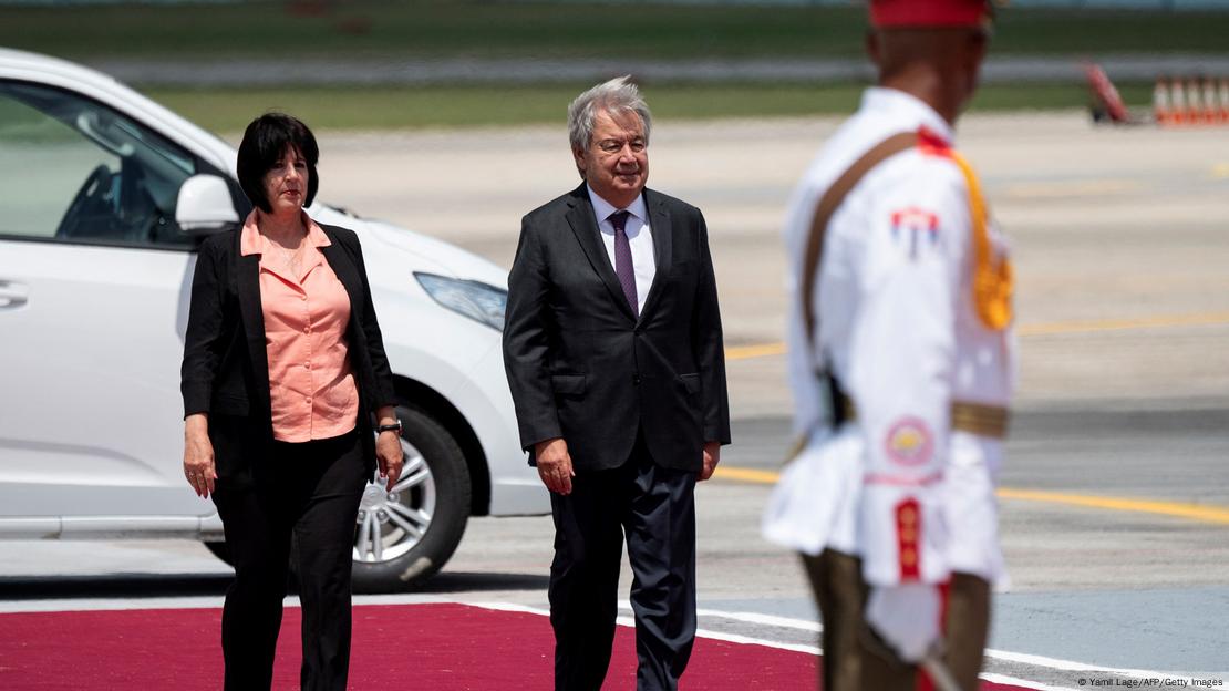 La hoy exministra cubana Marta Elena Feitó (izq.) da la bienvenida oficial en La Habana al secretario general de la ONU, António Guterres, en 2023. La hoy exministra cubana Marta Elena Feitó (izq.) da la bienvenida oficial en La Habana al secretario general de la ONU, António Guterres, en 2023.
