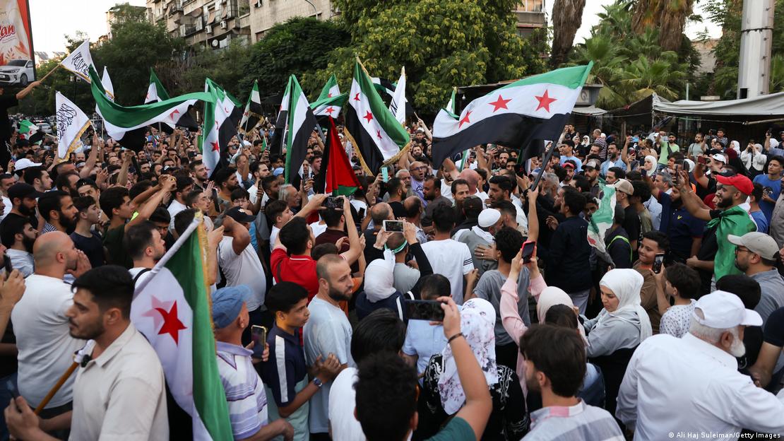 Manifestación en Damasco, con banderas sirias, contra la intervención militar de Israel en Siria. Manifestación en Damasco, con banderas sirias, contra la intervención militar de Israel en Siria.