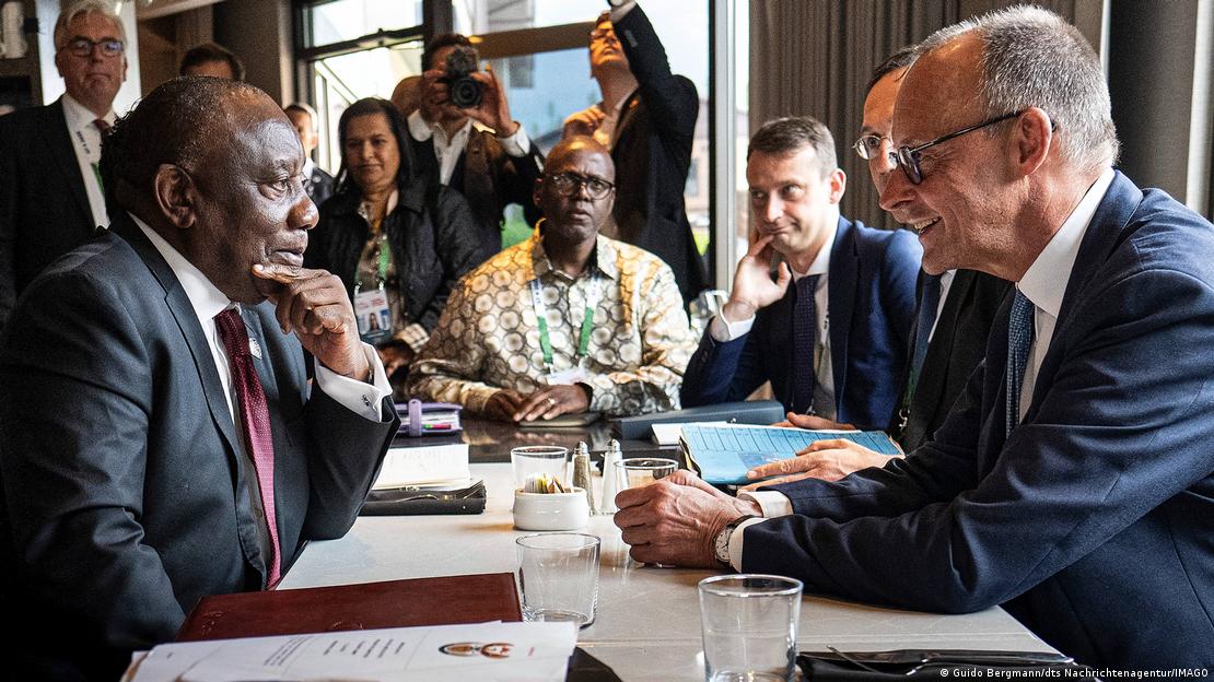 أجرى المستشار الألماني فريدريش ميرتس (الأول من اليمين) محادثة مع رئيس جنوب أفريقيا سيريل رامافوسا في يونيو 2025 على هامش قمة مجموعة السبع في كندا.