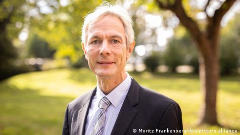 پروفسور کلمنس والتر، متخصص هسته‌ای و رییس موسسه رادیواکولوژی و حفاظت در برابر تشعشعات در دانشگاه هانوفر آلمان