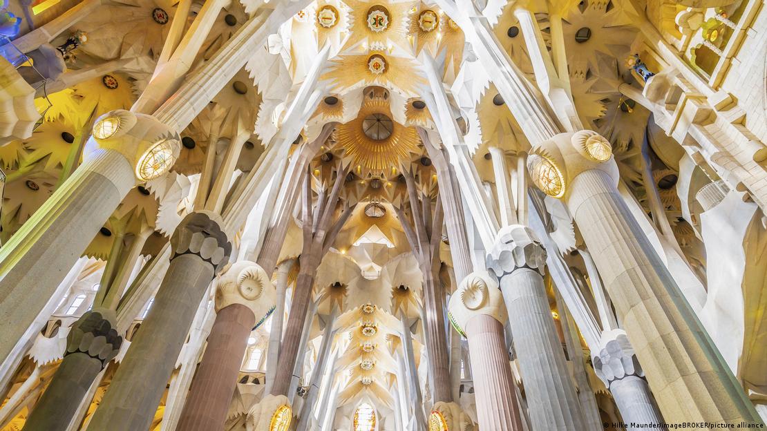 La Sagrada Familia es una de las mayores atracciones turísticas de Barcelona por la inigualable arquitectura de Antoni Gaudí.