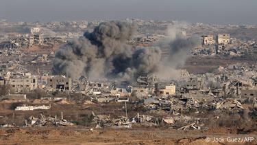 Desde la frontera de Israel con la Franja de Gaza, se observan columnas de humo durante un ataque israelí a territorio palestino este 17 de julio de 2025. Desde la frontera de Israel con la Franja de Gaza, se observan columnas de humo durante un ataque israelí a territorio palestino este 17 de julio de 2025.