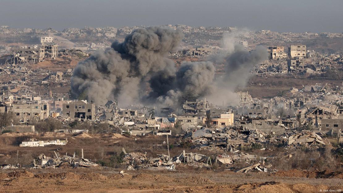 Desde la frontera de Israel con la Franja de Gaza, se observan columnas de humo durante un ataque israelí a territorio palestino este 17 de julio de 2025.