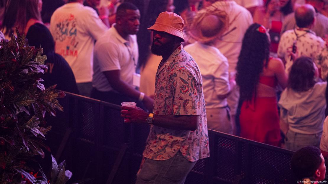 LeBron James es una  personalidad de gran influencia, dentro y fuera de las canchas. Aquí aparece durante un concierto del artista puertorriqueño Bad Bunny.