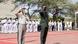 General francês e um general senegalês prestam continência General francês e um general senegalês prestam continência