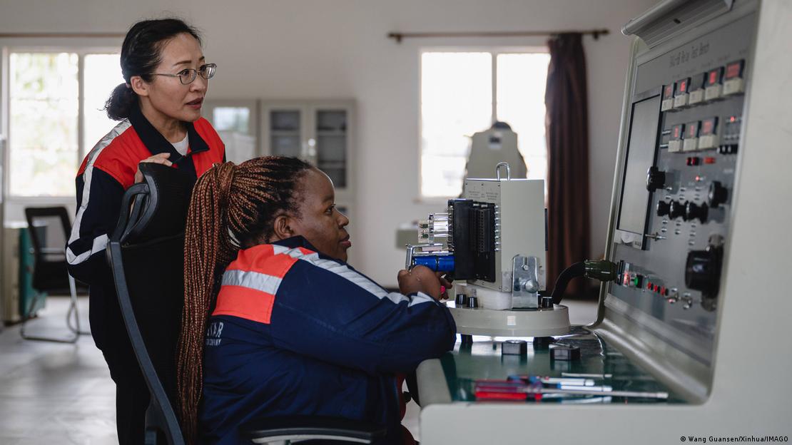Kenya, Nairobi 2023 | Une formatrice chinoise enseigne à des apprentis kenyans sur la ligne ferroviaire Mombasa-Nairobi Kenya, Nairobi 2023 | Une formatrice chinoise enseigne à des apprentis kenyans sur la ligne ferroviaire Mombasa-Nairobi