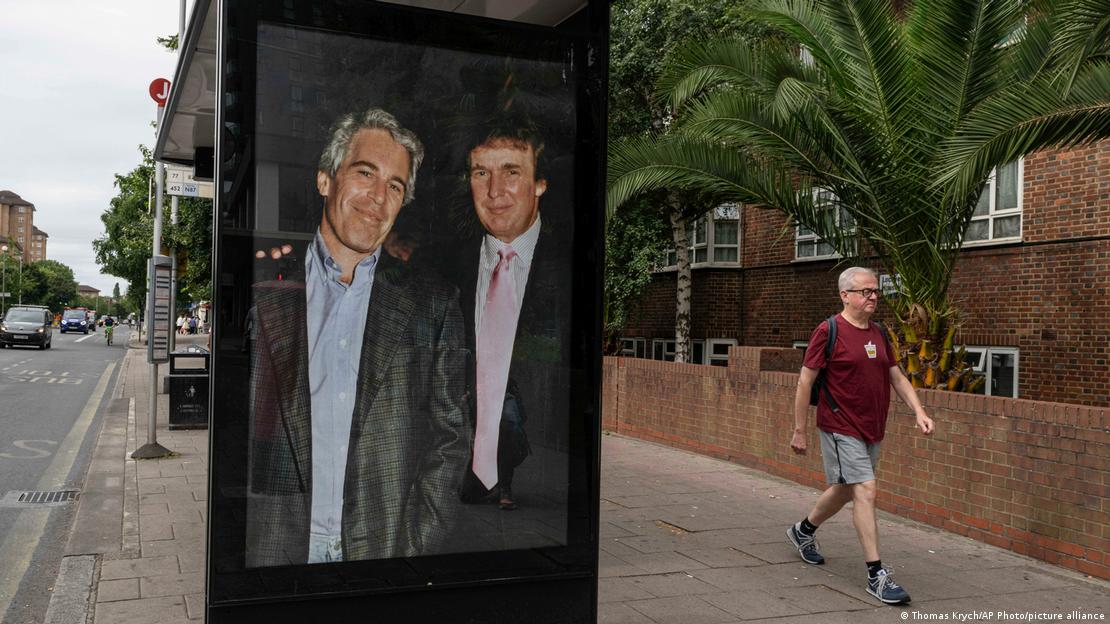 ABD Büyükelçiliği yakınlarına astıkları, Trump ile Epstein'ın yan yana fotoğrafı ve yoldan geçen bir yaya ABD Büyükelçiliği yakınlarına astıkları, Trump ile Epstein'ın yan yana fotoğrafı ve yoldan geçen bir yaya