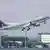 Ein Flugzeug der Fluggesellschaft Qatar Airways hebt ab