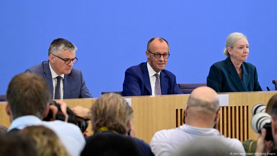 Letnja konferencija za novinare u Berlinu: kancelar Friudrih Merc (u sredini)