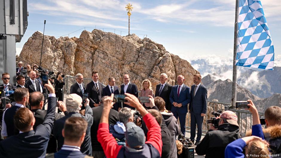 Samit o migracijama na najvišoj nemačkoj planini: Dobrint (u sredini) sa evropskim ministrima unutrašnjih poslova na vrhu Cugšpice (jul 2025.)