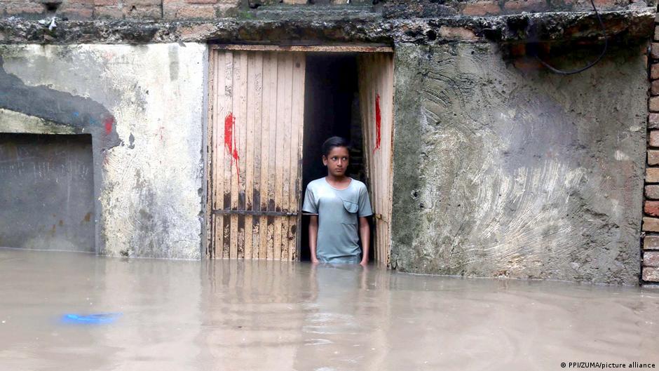 Lluvias monzónicas dejan 225 muertos en 48 horas en Pakistán – DW – 16/08/2025