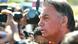 Jair Bolsonaro e, atrás dele, câmeras de jornalistas Jair Bolsonaro e, atrás dele, câmeras de jornalistas