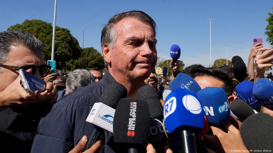Brazil's Bolsonaro ordered to wear ankle monitor – DW – 07/18/2025