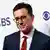 Stephen Colbert frente a unos carteles de CBS en Nueva York.