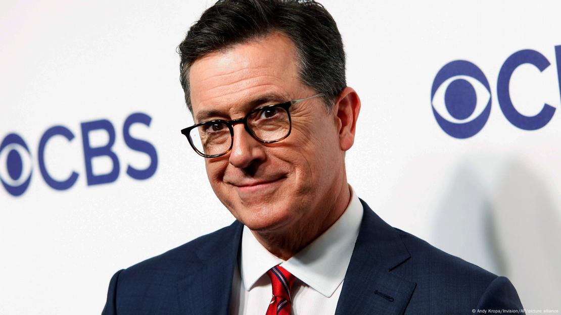 Stephen Colbert, 16 Mayıs 2018 tarihinde New York'taki The Plaza Hotel'de düzenlenen CBS Network 2018 Upfront etkinliğinde objektiflere poz veriyor.