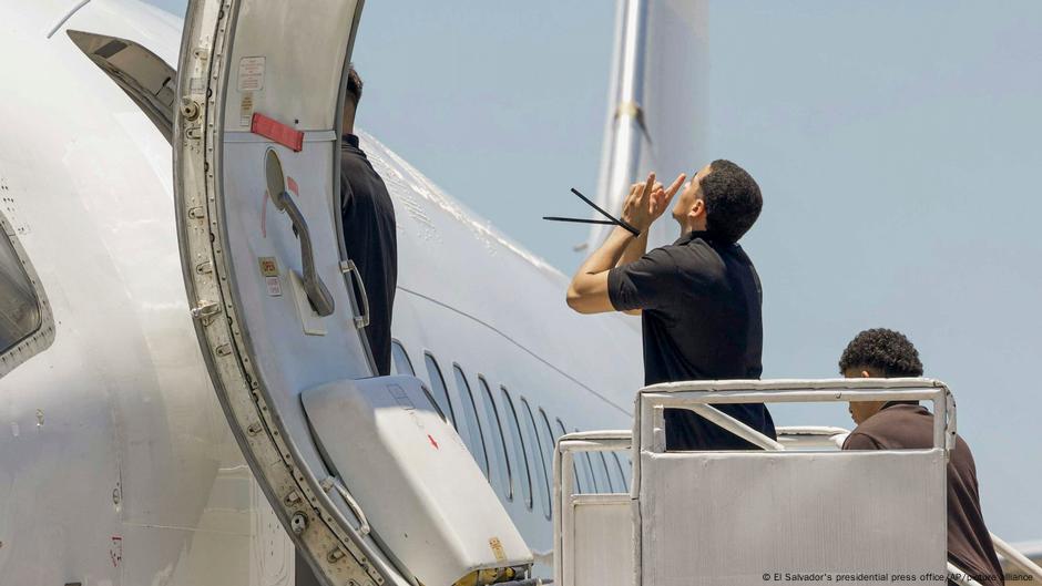 US citizens freed as El Salvador returns Venezuelan migrants