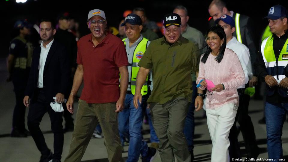  وینزویلا کی قومی اسمبلی کے سربراہ خورخے روڈریگز (بائی جانب) وزیرداخلہ ڈیوسڈاڈو کبیلو ٰ(درمیان میں) اور نائب صدر ڈیلسی روڈریگز (دائیں جانب) 