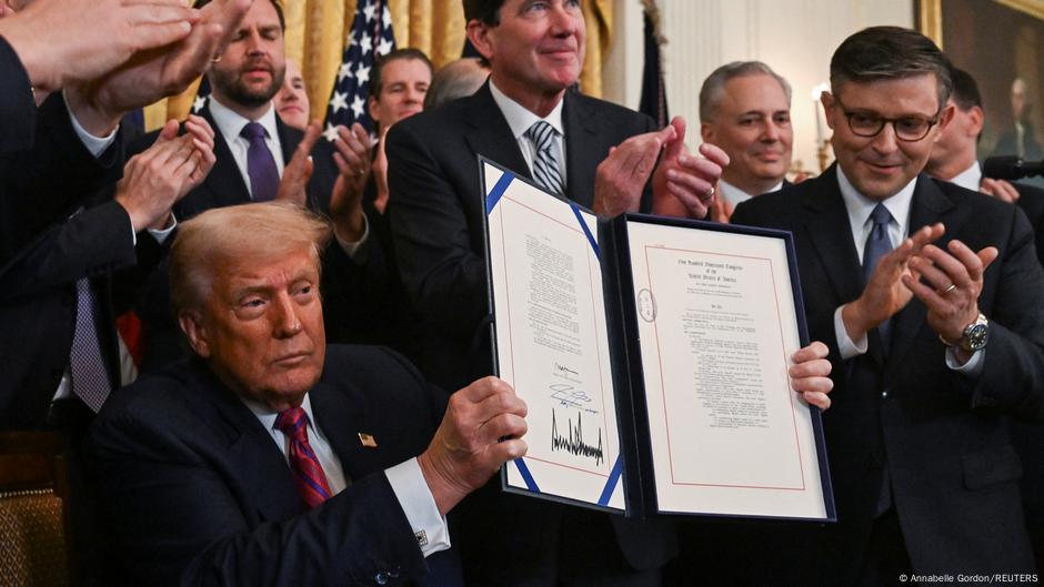 Trump Enacts Landmark Stablecoin Law, Bolstering US Dollar's Digital Role