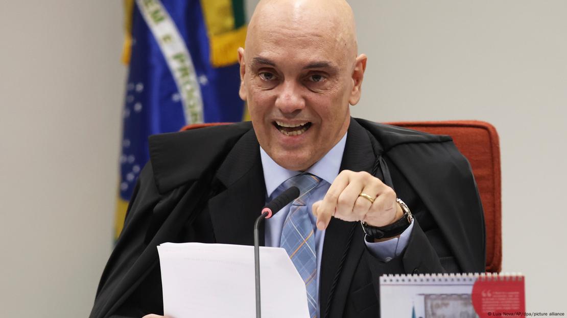 El juez Alexandre de Moraes con toga, hablando ante un micrófono. El juez Alexandre de Moraes con toga, hablando ante un micrófono.