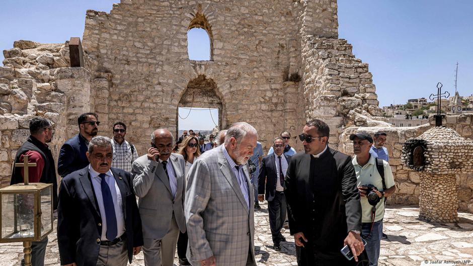 السفير الأمريكي يدعو إلى محاسبة مهاجمي كنيسة في الضفة الغربية