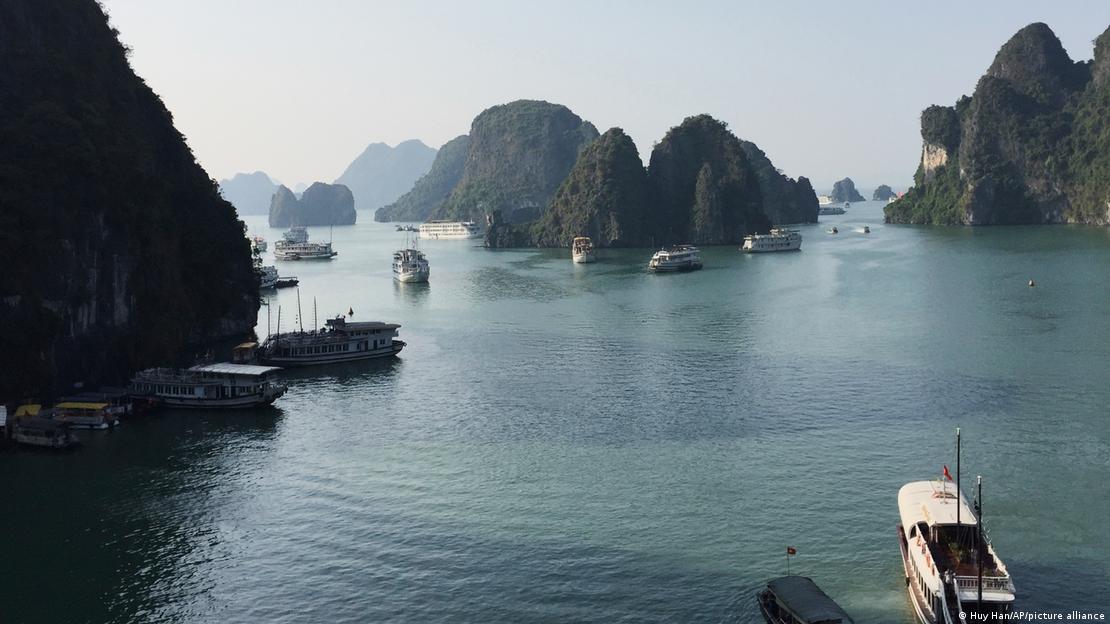 Vietnam Ha-Long-Bucht 2015 | Touristenboote fahren in der vietnamesischen Halong-Bucht (Archivbild) Vietnam Ha-Long-Bucht 2015 | Touristenboote fahren in der vietnamesischen Halong-Bucht (Archivbild)