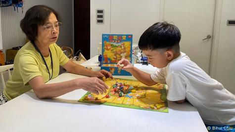 Taiwan Taipeh 2025 | 6-jähriger Lee Yurui spielt Brettspiele mit seiner Großmutter Taiwan Taipeh 2025 | 6-jähriger Lee Yurui spielt Brettspiele mit seiner Großmutter