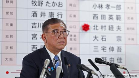 Japans Ministerpräsident Shigeru Ishiba möchte trotz hoher Stimmenverluste bei der Wahl weiterregieren.