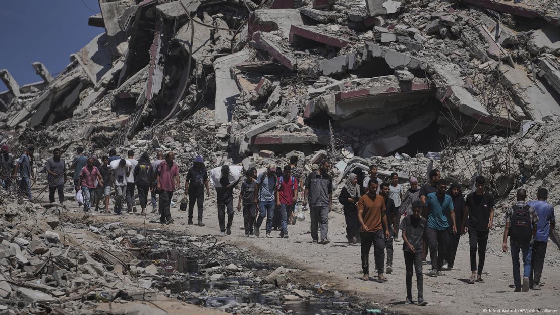 Palestinos llevan sacos de ayuda humanitaria descargados de un convoy de camiones que se dirigía a ciudad de Gaza (20.07.2025)
