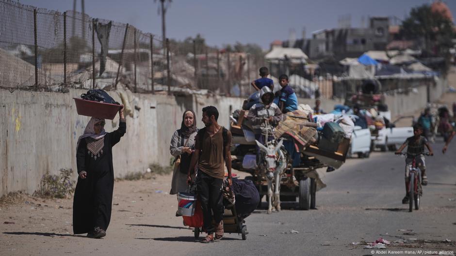 Palestinsko stanovništvo napušta Deil al-Balah nakon što je izraelska vojska naredila evakuaciju (20. jul 2025.)