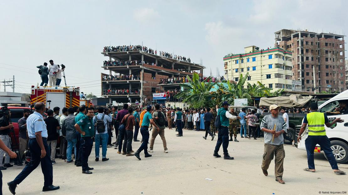 Decenas de personas en el lugar donde se estrelló el avión de entrenamiento de la FF. AA. de Bangladés.
