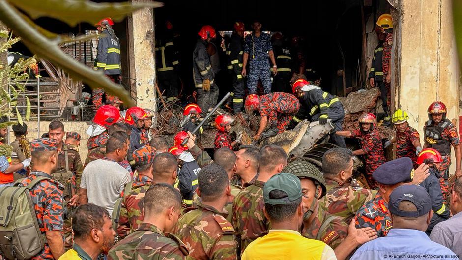 Al menos 16 muertos en accidente de avión en Bangladés – DW – 21/07/2025