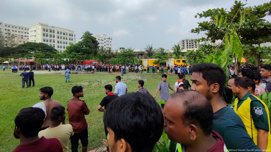 Voluntarios acordonando el área donde se estrelló un avión de entrenamiento de la FF. AA. de Bangladés, en Daca.